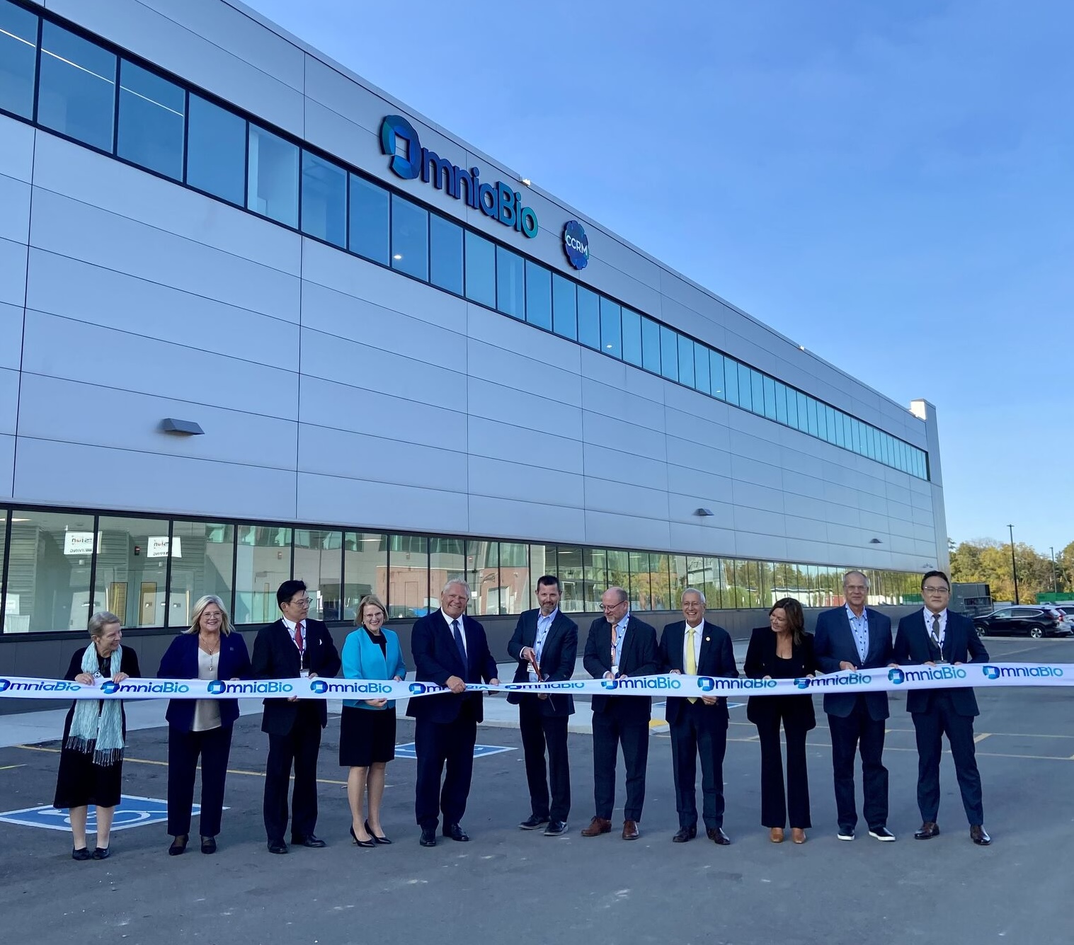 Grand opening ribbon cutting in Hamilton at OmniaBio Inc., CCRM’s CDMO subsidiary. Photo courtesy of CCRM.
